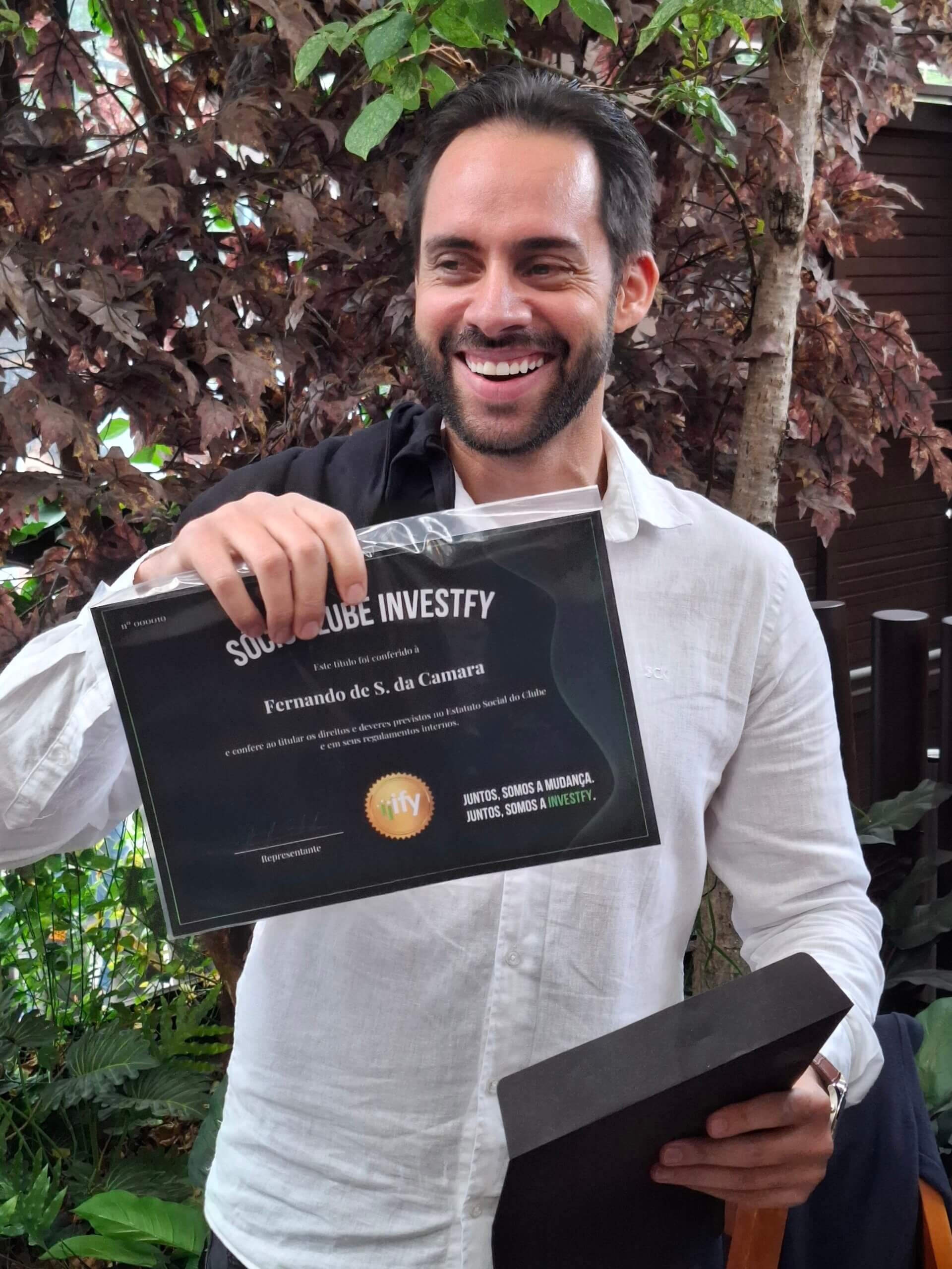 Sócio da Investfy com o certificado