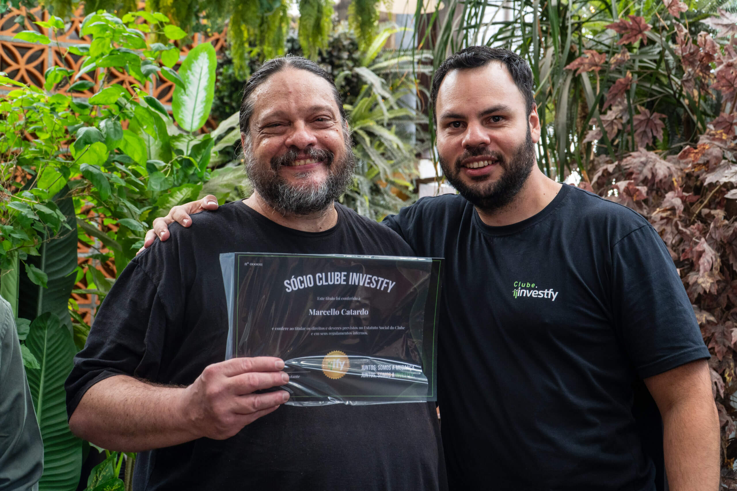 Sócio da Investfy com o certificado