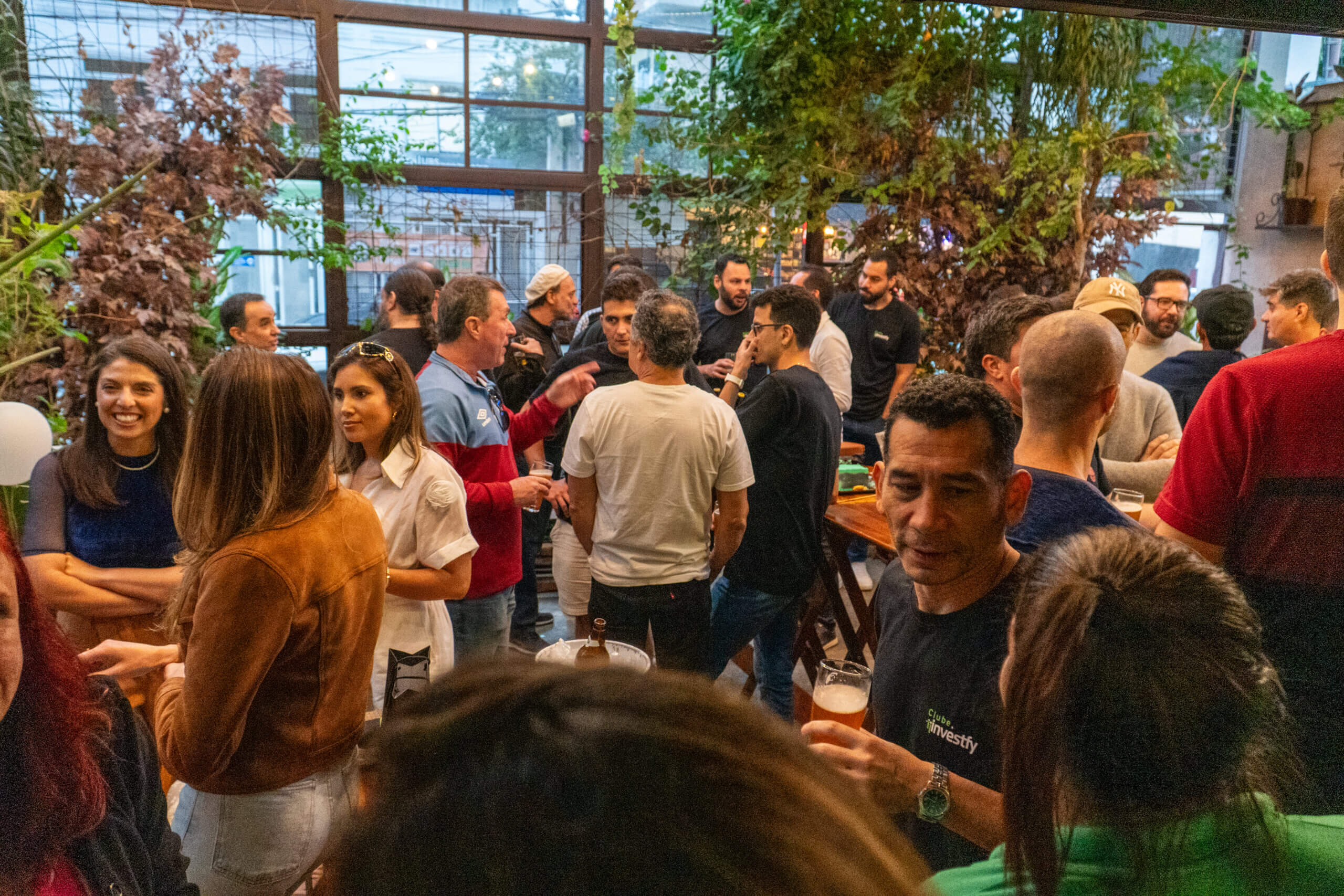 Sócios conversando em evento da Investfy